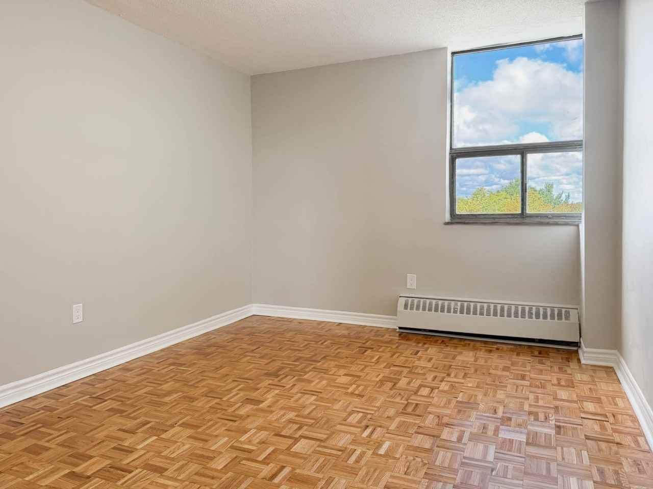 3895 Lawrence Avenue, East - Photo 5 of 30