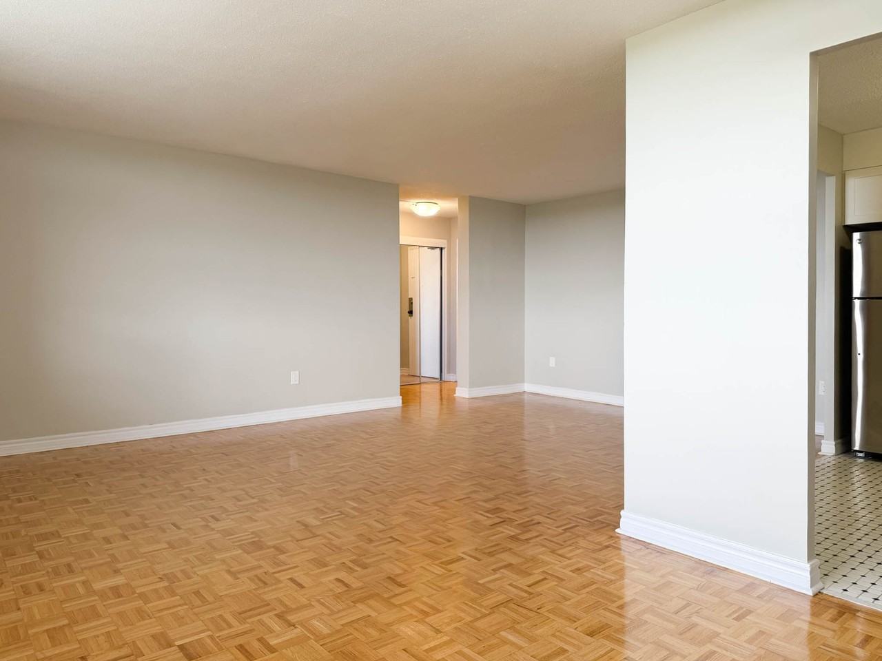 3895 Lawrence Avenue, East - Photo 7 of 30