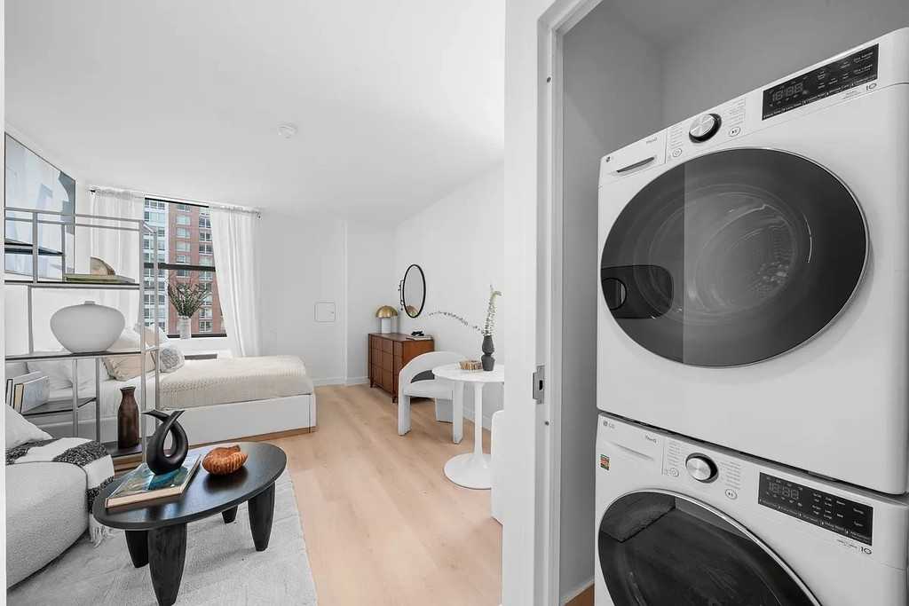 1 West Street #2309 - Photo 3 of 11