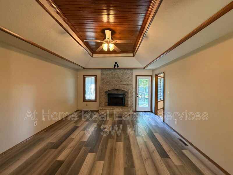 5460 S Stonegate Ave - Photo 2 of 16