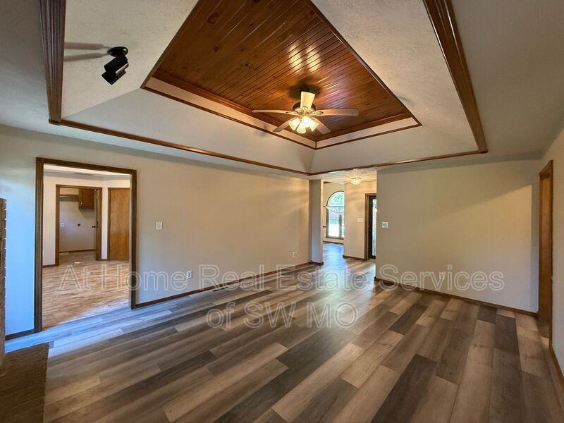 5460 S Stonegate Ave - Photo 3 of 16