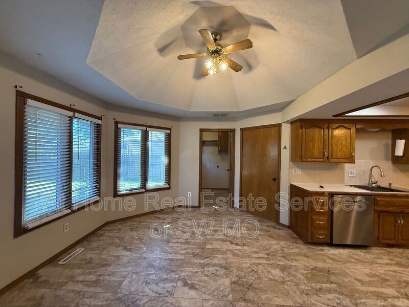 5460 S Stonegate Ave - Photo 4 of 16