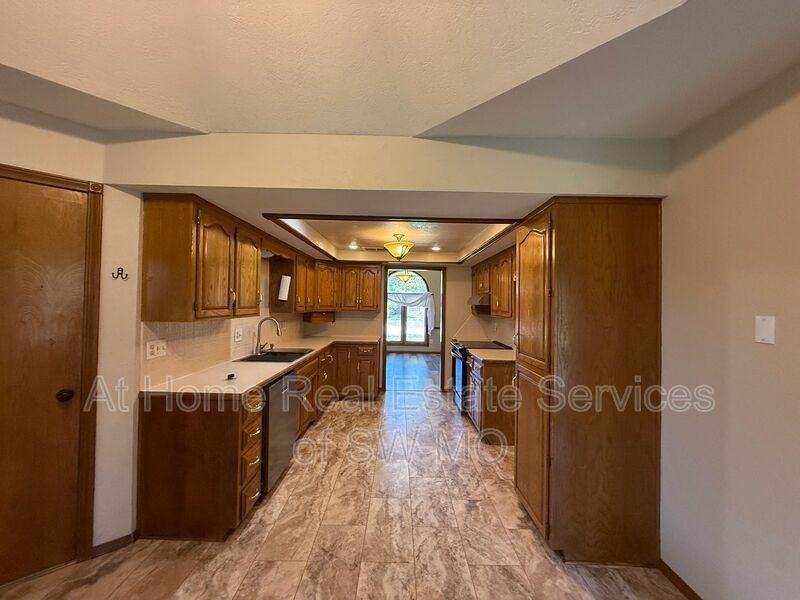 5460 S Stonegate Ave - Photo 5 of 16