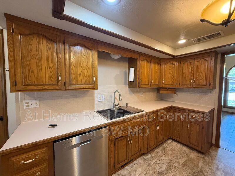5460 S Stonegate Ave - Photo 6 of 16