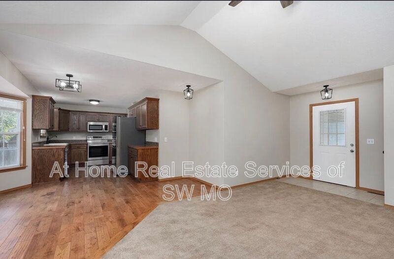 105 E Wilson St - Photo 4 of 13
