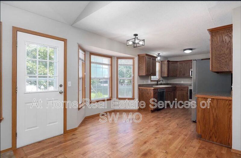 105 E Wilson St - Photo 5 of 13