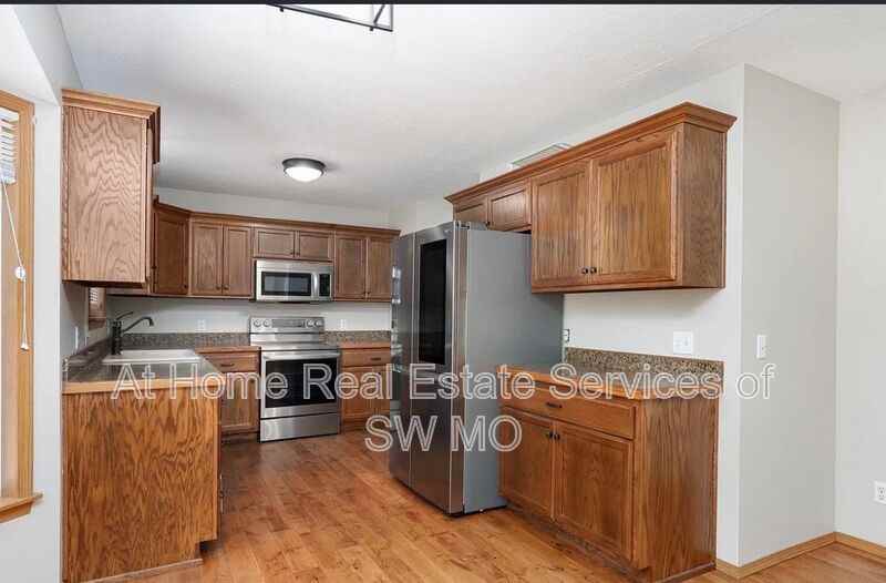 105 E Wilson St - Photo 6 of 13