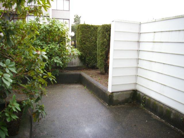707 Eighth St - Photo 4 of 16