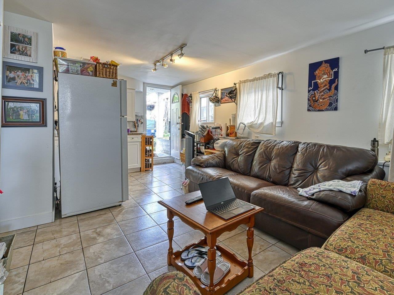 1123 Nootka St - Photo 3 of 23