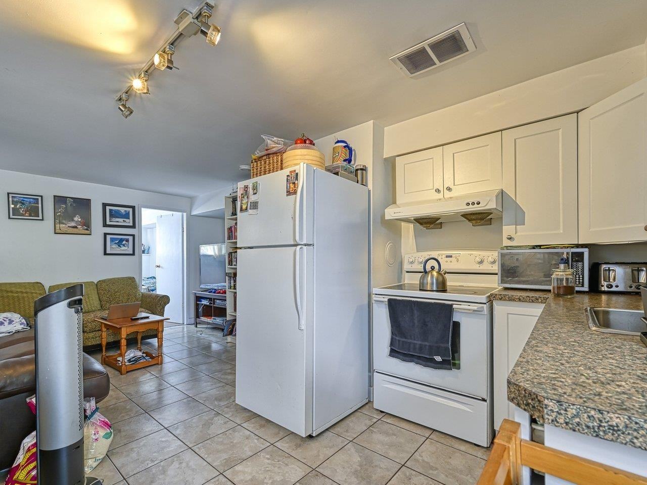 1123 Nootka St - Photo 4 of 23