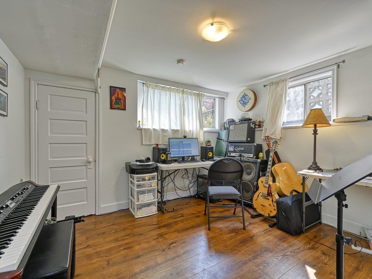 1123 Nootka St - Photo 5 of 23