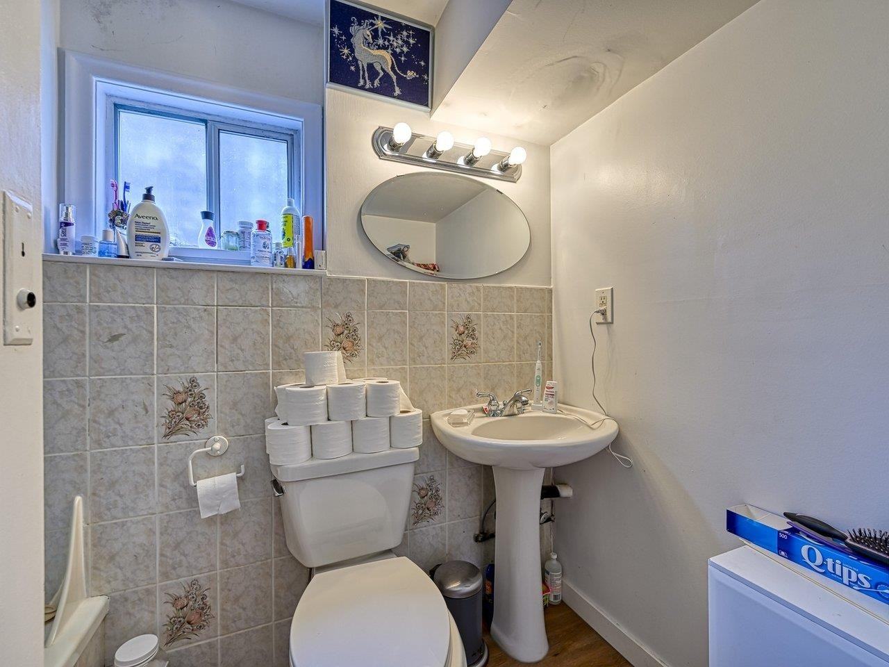 1123 Nootka St - Photo 7 of 23