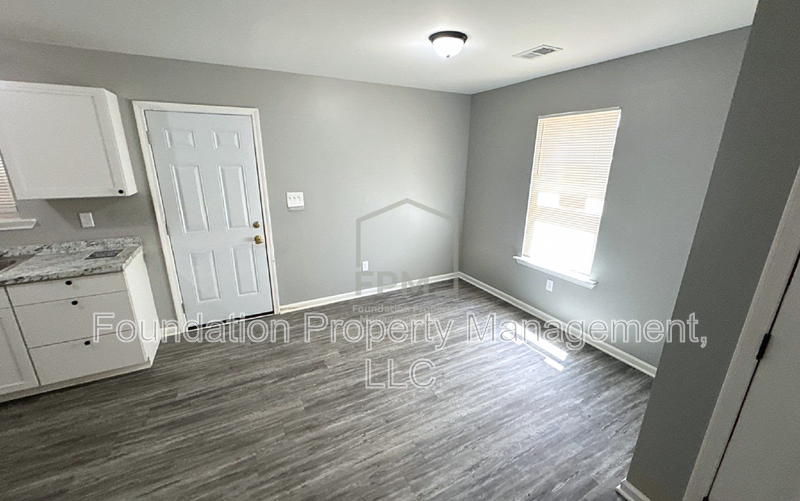570 Hemsley Ave - Photo 4 of 18
