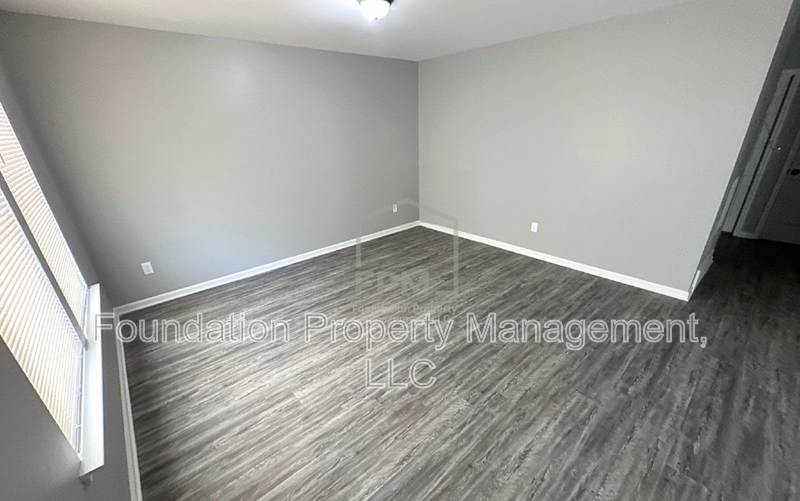 570 Hemsley Ave - Photo 5 of 18