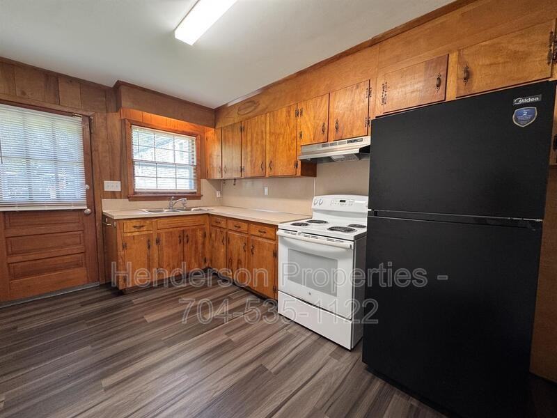 642 E Broad St #A2 - Photo 3 of 10
