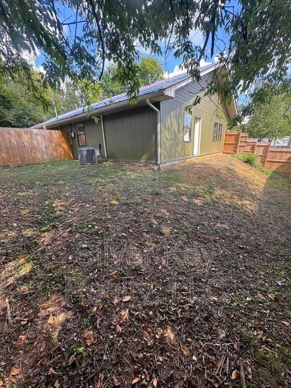 104 Pine St #A - Photo 3 of 20