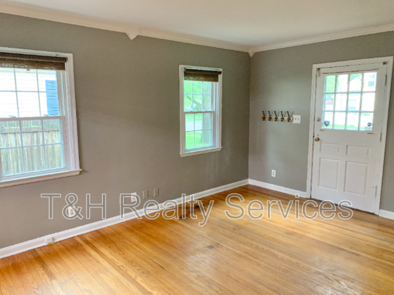 6003 Crittenden Ave - Photo 7 of 30