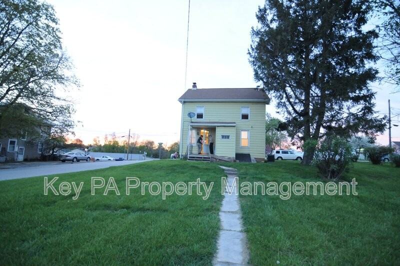 1890 Andrews St - Photo 3 of 14
