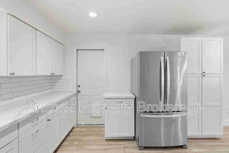 4348 N 15th Ave #C - Photo 3 of 21