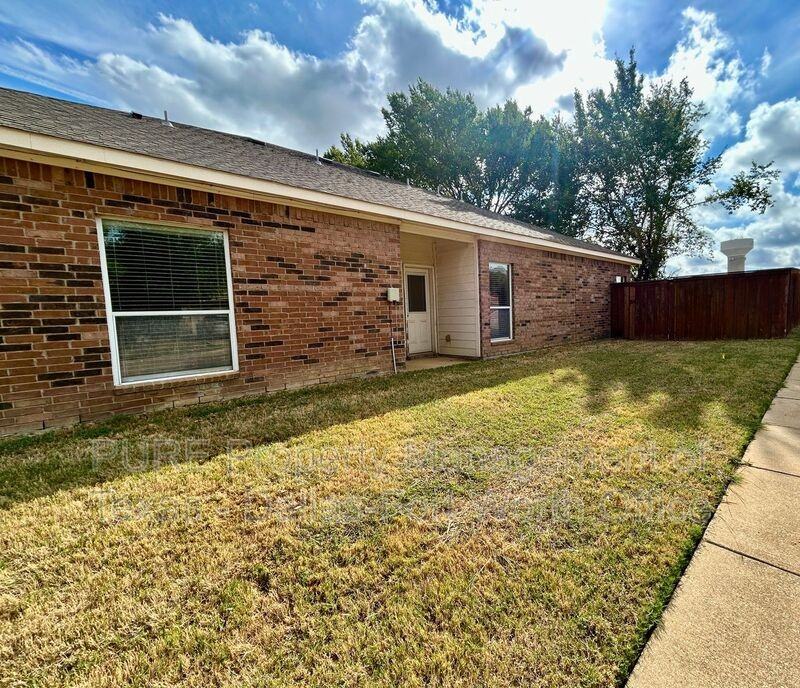 2400 Ravenwood Ct - Photo 3 of 27