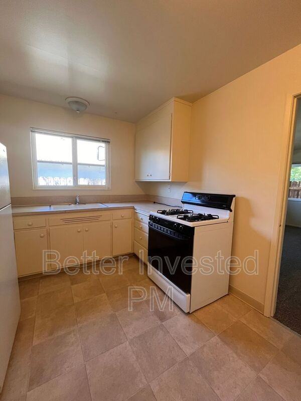 925 Beaver Ln - Photo 2 of 21