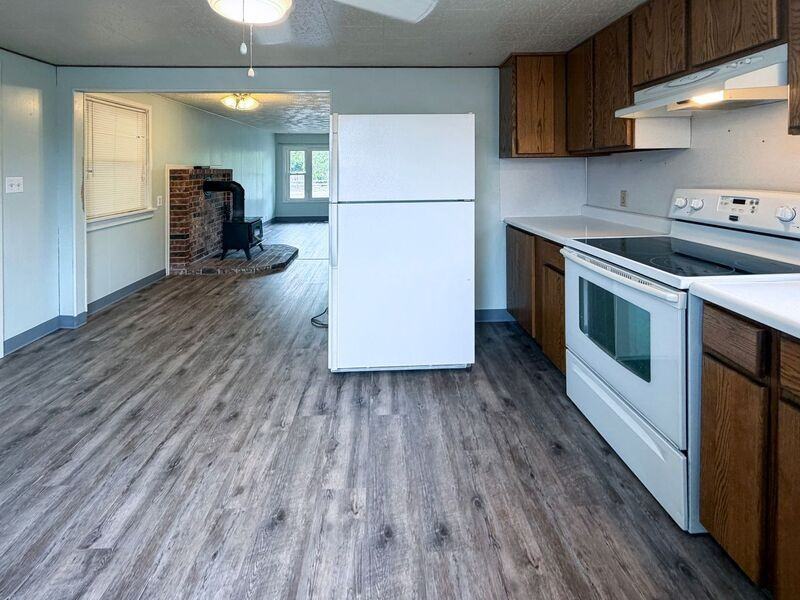 340 W 3rd St - Photo 6 of 21