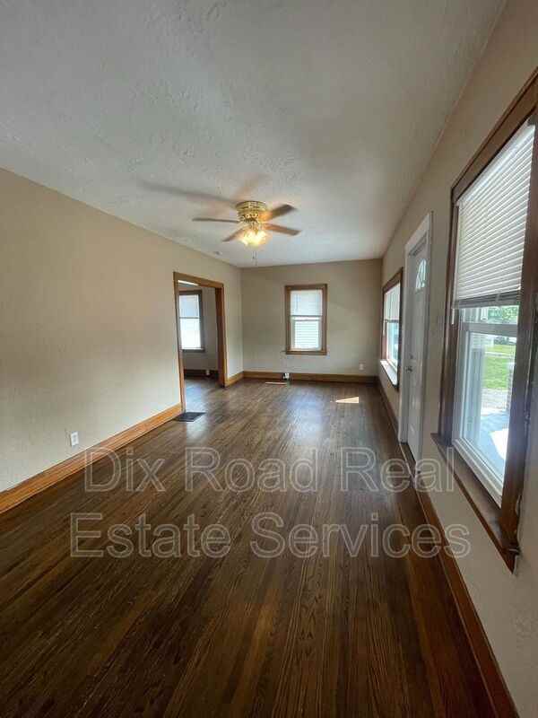 109 Redbud Dr - Photo 4 of 15