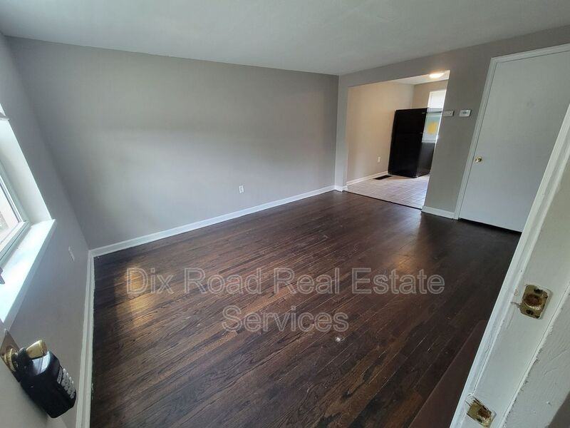 233 Ryburn Ave Apt A #A - Photo 3 of 10