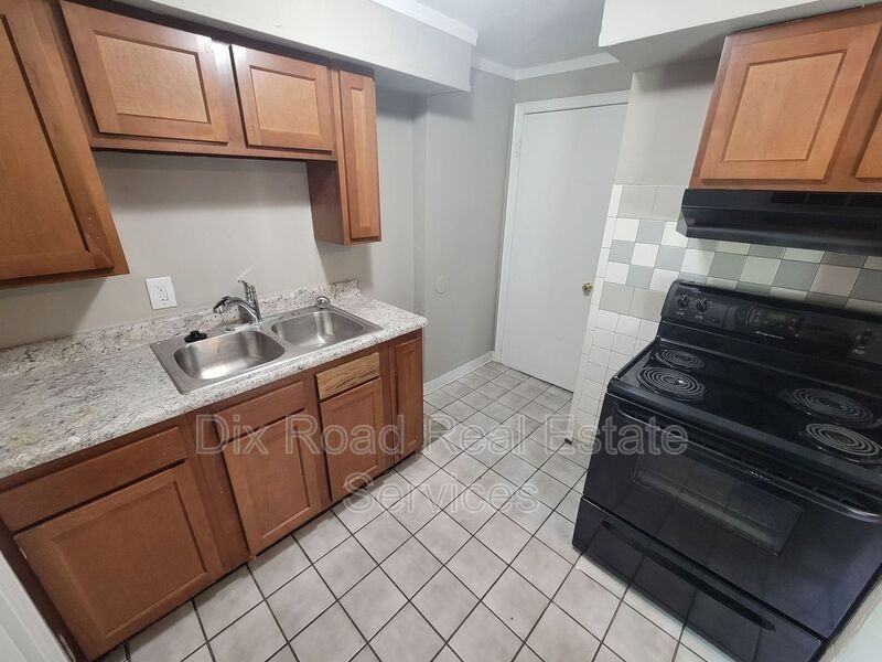 233 Ryburn Ave Apt A #A - Photo 5 of 10