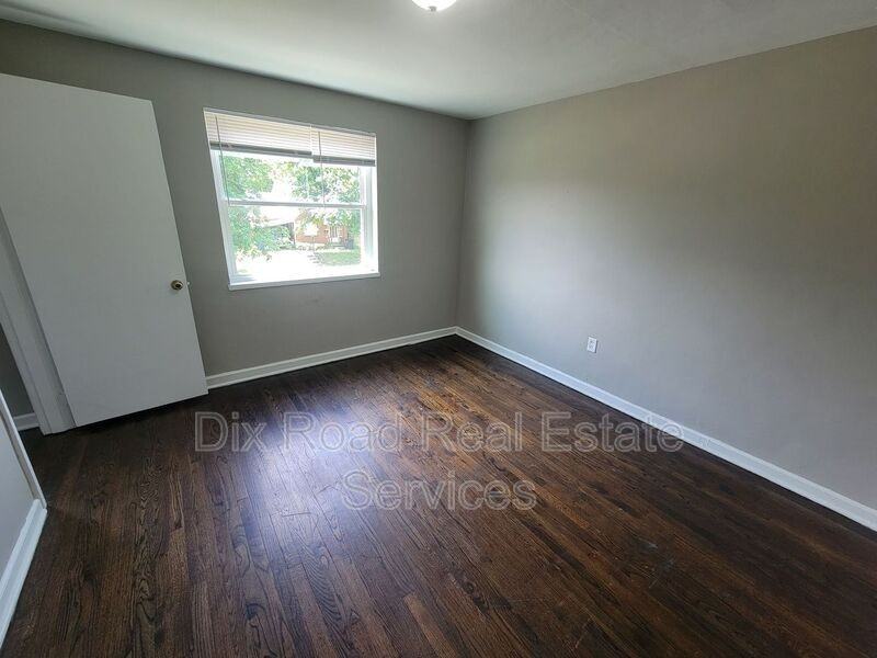 233 Ryburn Ave Apt A #A - Photo 7 of 10