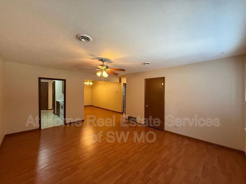 1924 Bellerive Dr - Photo 2 of 8