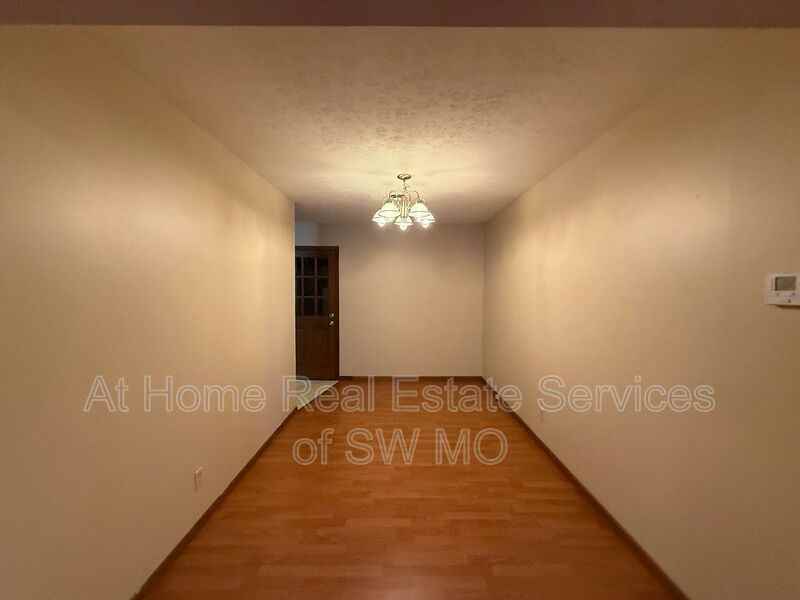 1924 Bellerive Dr - Photo 3 of 8