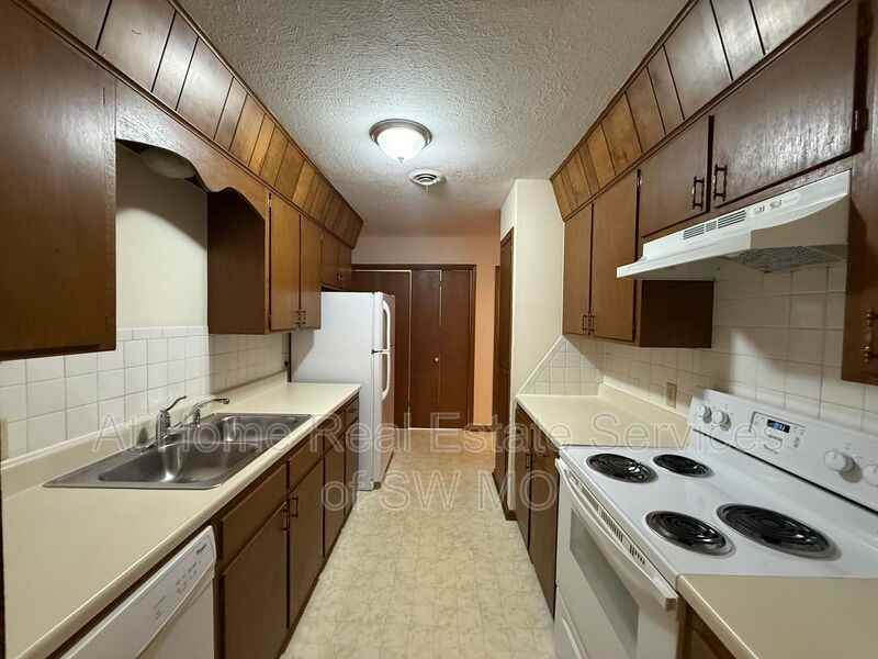 1924 Bellerive Dr - Photo 4 of 8