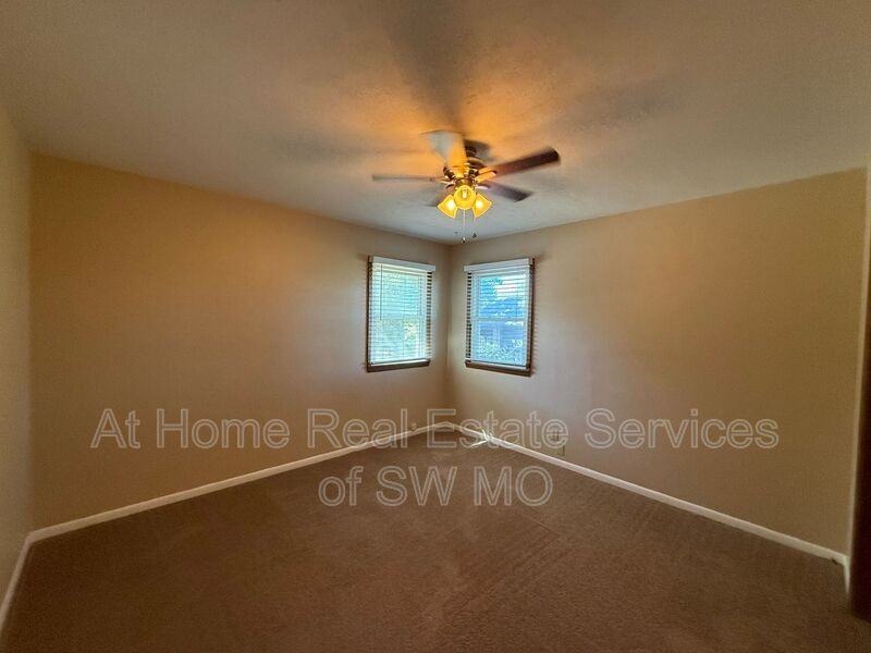 1924 Bellerive Dr - Photo 6 of 8