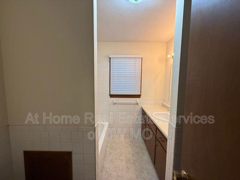 1924 Bellerive Dr - Photo 7 of 8