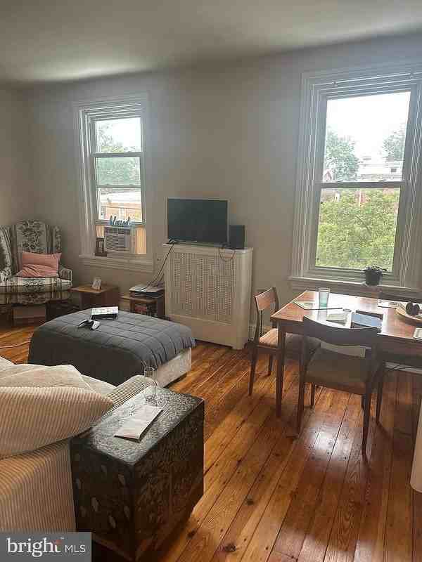 209 W 18th St - Photo 3 of 12
