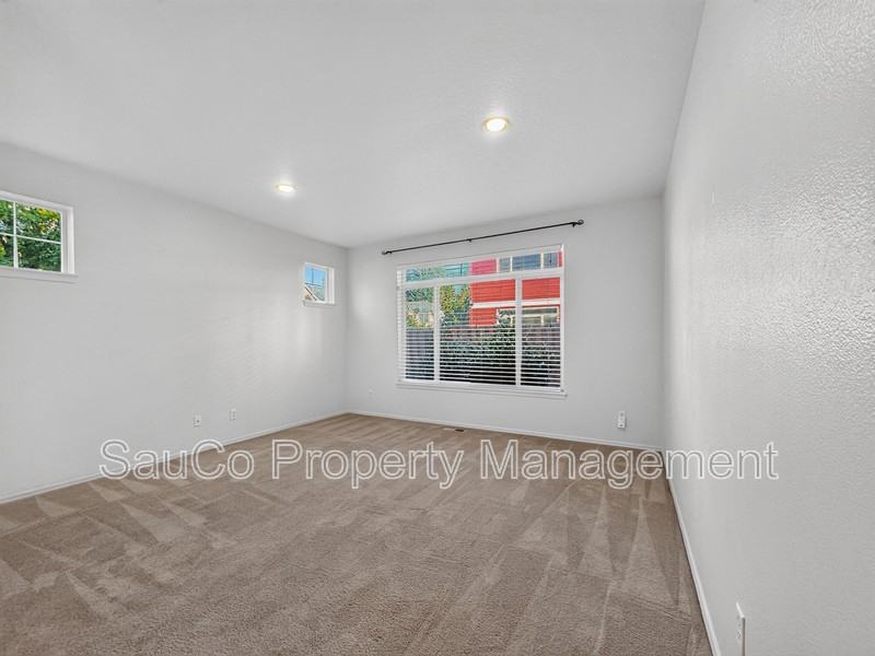 902 Se Portlandia Ave - Photo 4 of 25