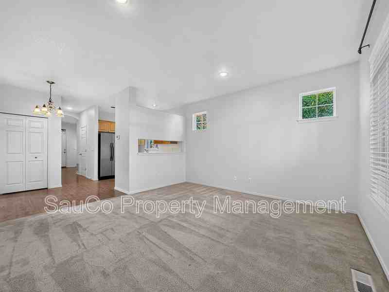 902 Se Portlandia Ave - Photo 5 of 25