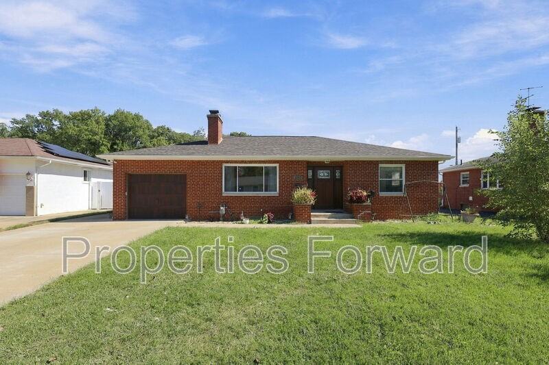330 Topsfield Rd - Photo 2 of 32