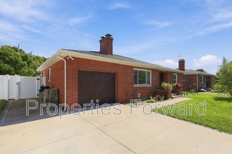 330 Topsfield Rd - Photo 3 of 32