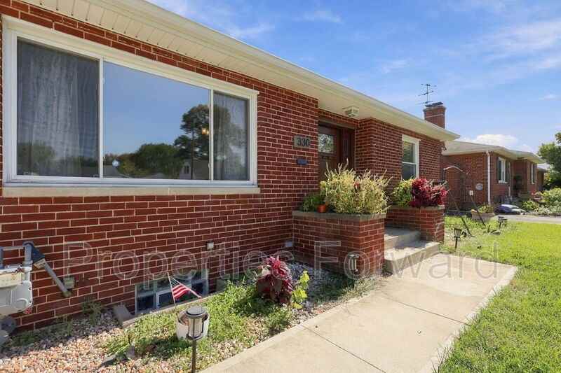 330 Topsfield Rd - Photo 5 of 32