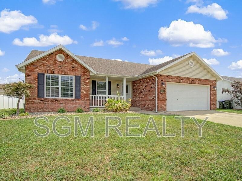 1116 Maplewood Ln - Photo 2 of 25