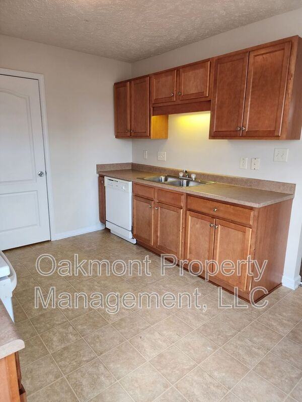 1085 Rulnick St - Photo 5 of 12