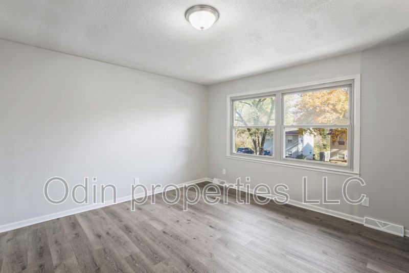 727 Acorn St - Photo 5 of 31