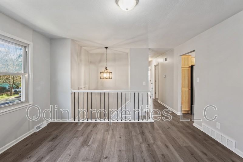 727 Acorn St - Photo 7 of 31