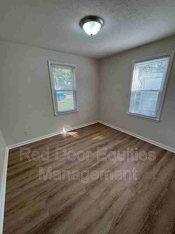 951 Goodwin Ave - Photo 4 of 13