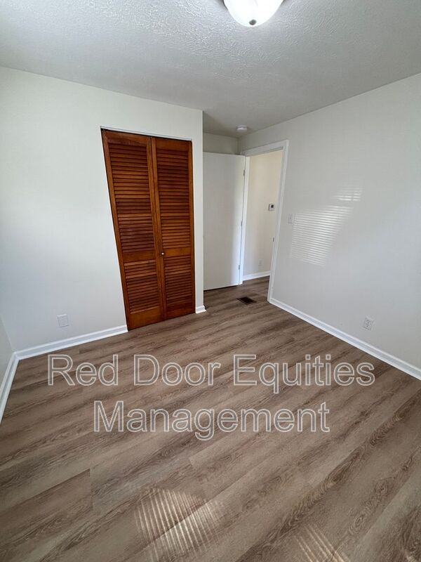 951 Goodwin Ave - Photo 5 of 13