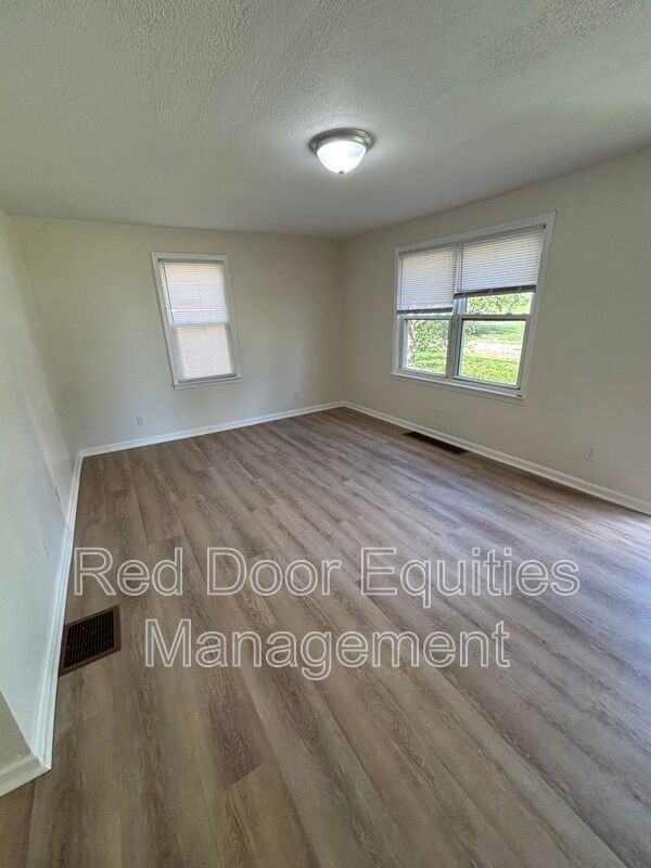 951 Goodwin Ave - Photo 7 of 13