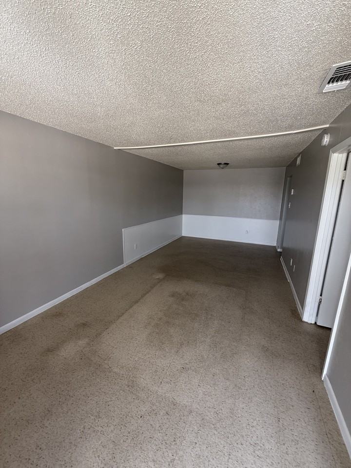 1012 Wells Circle - Photo 2 of 8