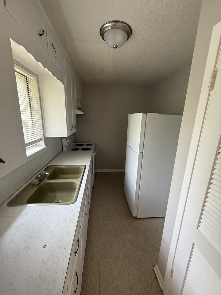 1012 Wells Circle - Photo 3 of 8